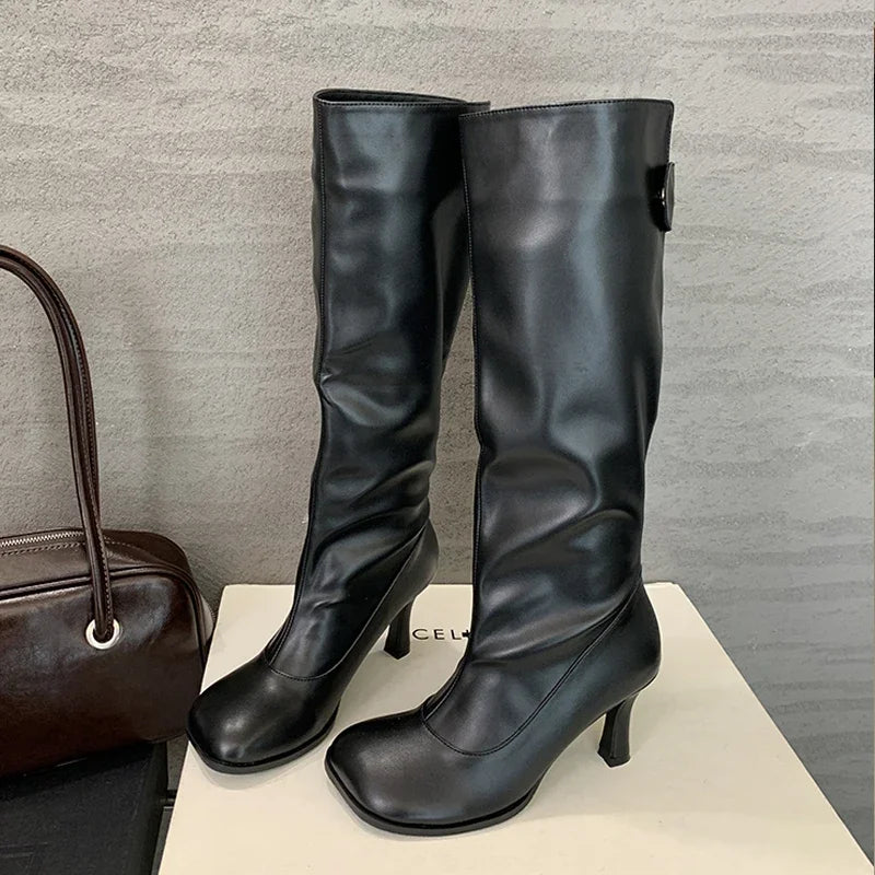 Elegante und stützende orthopädische Absätze