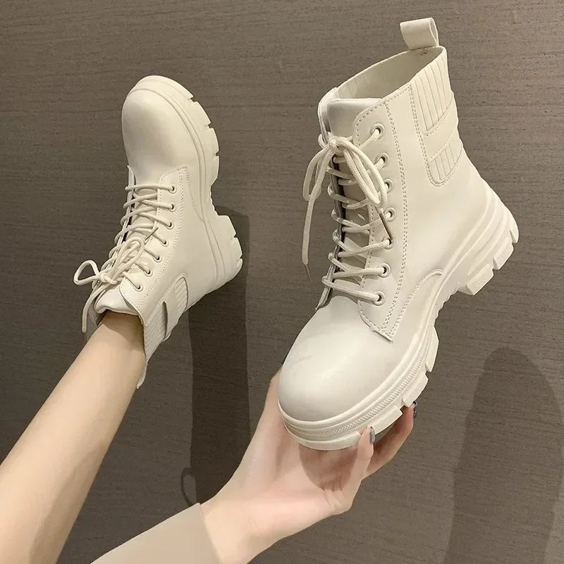Lässige und stützende orthopädische Stiefel