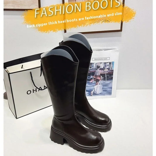 Elegante und stützende orthopädische Stiefel