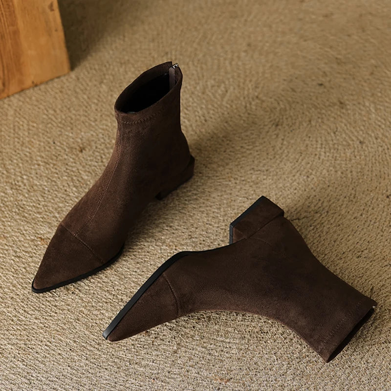 Stützende und trendige orthopädische Stiefel