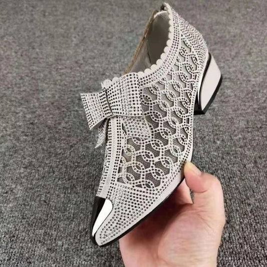 Elegante und stützende orthopädische Sandalen