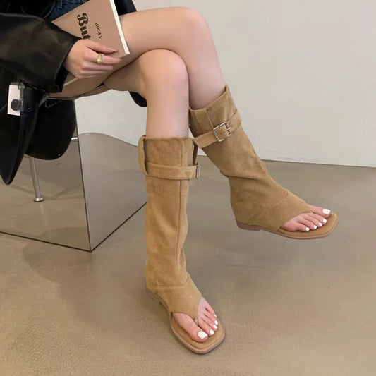 Stützende und stilvolle orthopädische Sandalen
