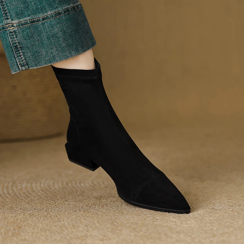Stützende und trendige orthopädische Stiefel