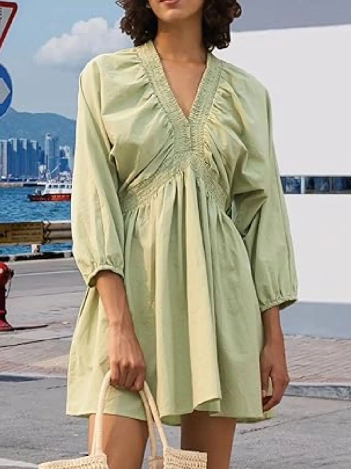 MW | Texturiertes Minikleid mit V-Ausschnitt
