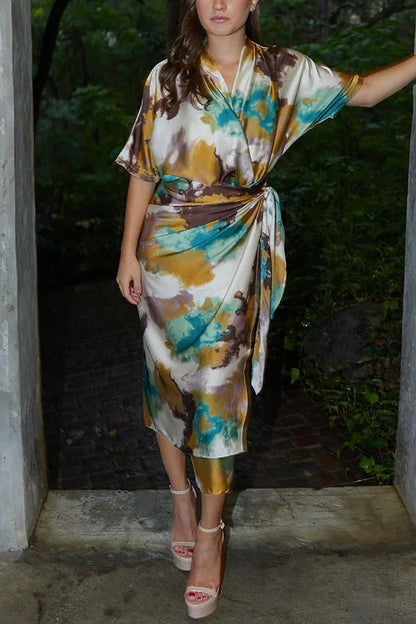 MW | Cityscape Moment Satin Tie Dye Print Halbe Ärmel Wrap Midi Kleid